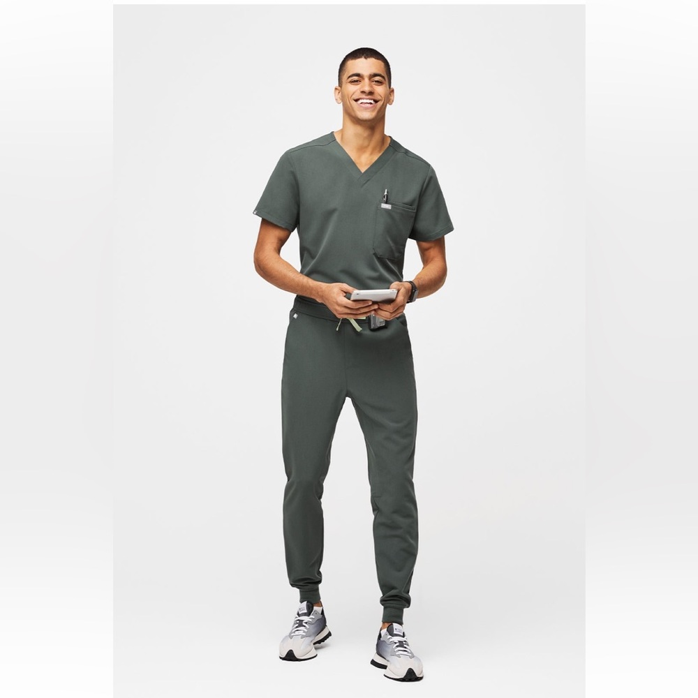 Figs scrub top and jogger bottoms bonsai L,L/S